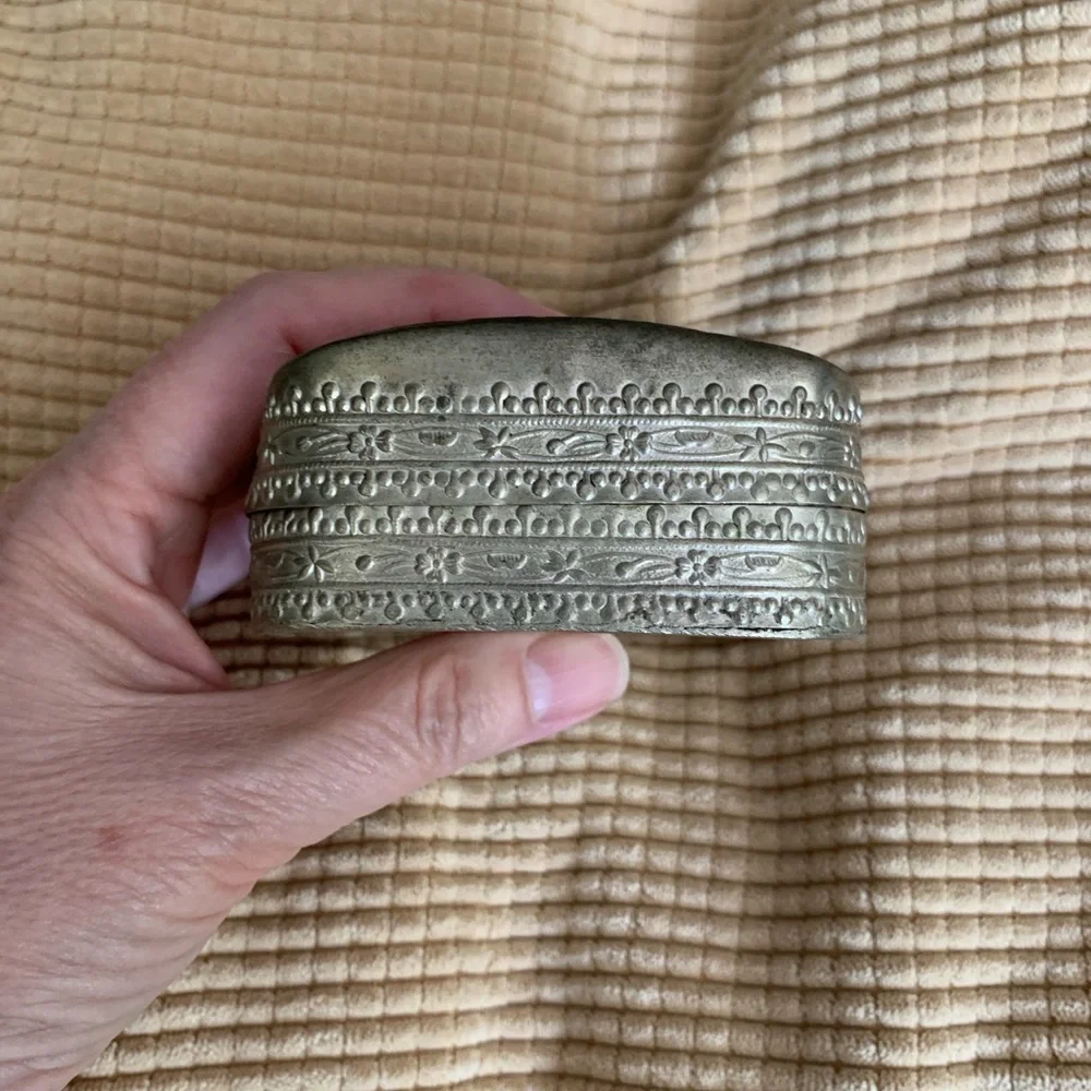 Ming dynasty porcelain shard box. Shard between 1368 and 1644.